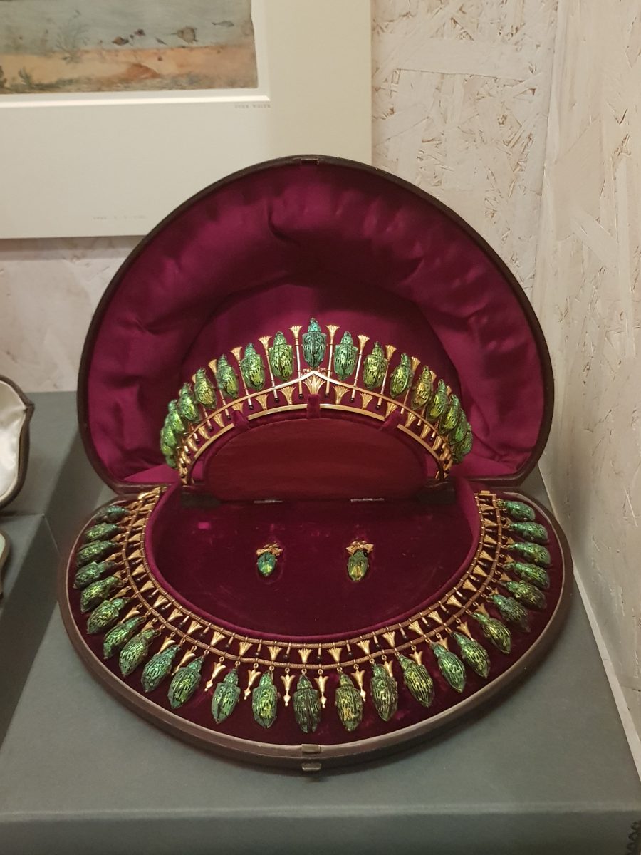Beetle wing and gold tiara, necklace and necklace 1884